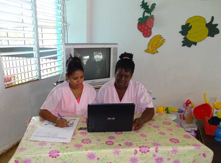 Dayanis Ramírez Castillo (a la izquierda) y Mardelín Salvador Peole, educadoras del Círculo infantil Sonrisas del Futuro.