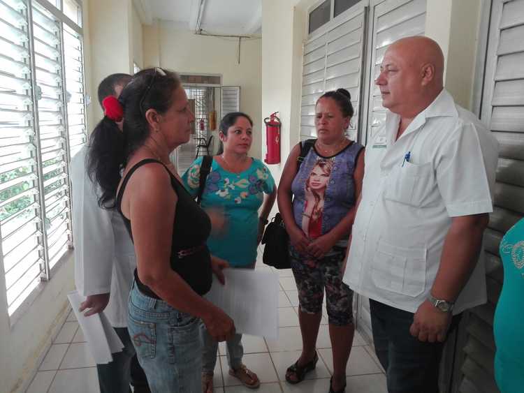 Doctor Raudel Vargas en intercambio con autoridades politicas y gubernamentales.