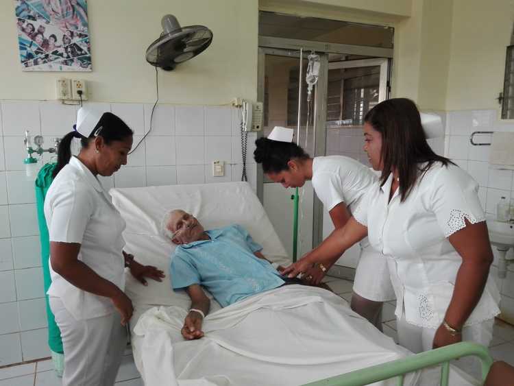 Enfermeras cubiteñas en atención al paciente./Foto: Autora