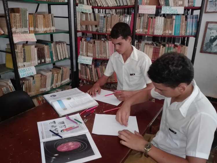 Estudiantes que integran el Taller de Artes Plásticas.