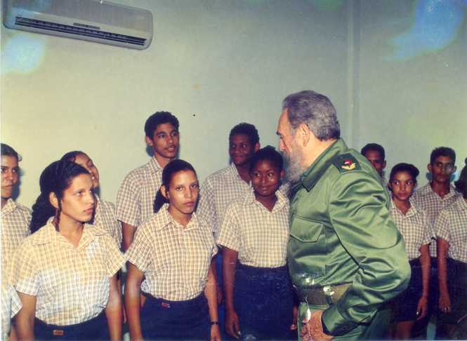 Fidel con instructores de arte./Foto: Archivo