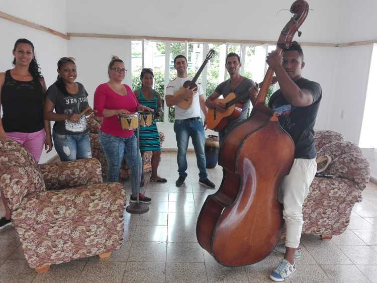 Grupo musical de Instructores en ensayo para actividad de LLevarte.