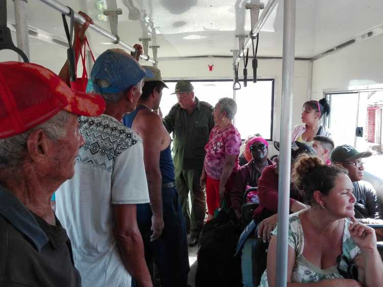 Máxima autoridad intercambia con pobladores en nuevo transporte para la comunidad costera.