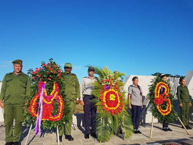 Ofrendas florales para los mártires cubiteños
