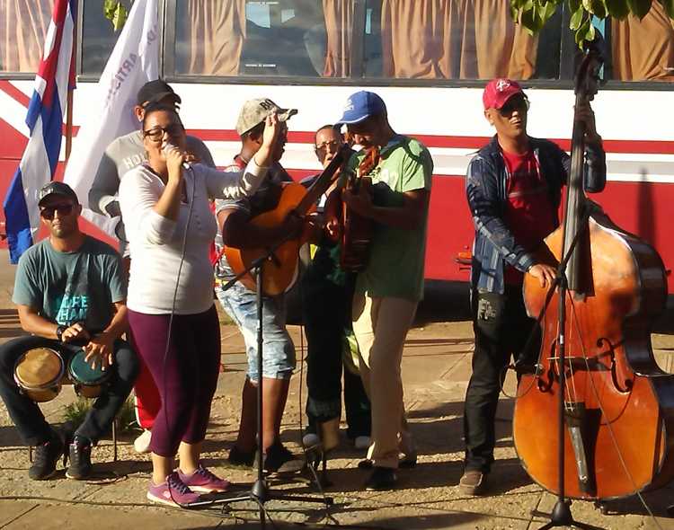 Artistas camagüeyanos acompañan a pobladores de Sierra de Cubitas en la recuperación