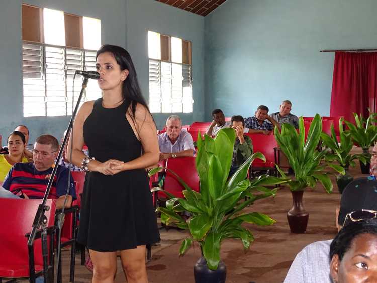 Yamilis  Rodríguez, delegada de la Circunscripción 31 enfatiza en la necesidad de continuar las labores de higienización en la comunidad.