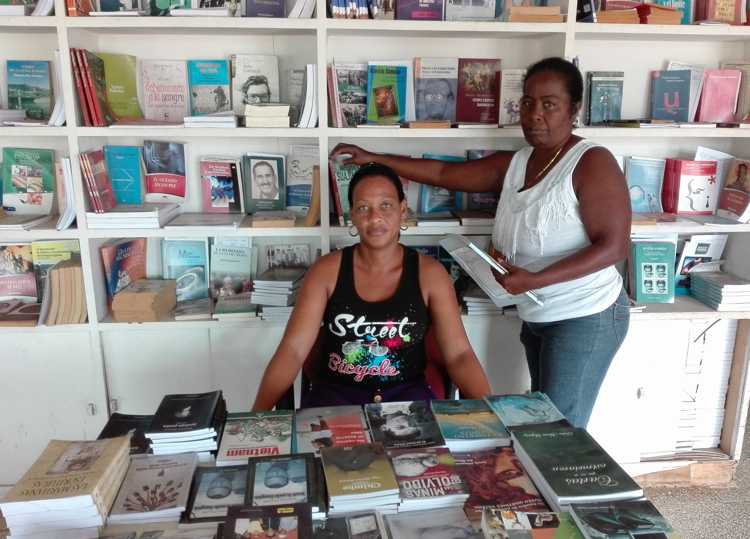 Yordanka de la Cruz (a la izquierda) y Adys Tórres en la Librería Entre Naranjos./Foto: Autora