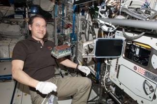 El astronauta Tom Mashburn, en la ISS, con el experimento Seedling Growth./Foto: noticiasdelaciencia