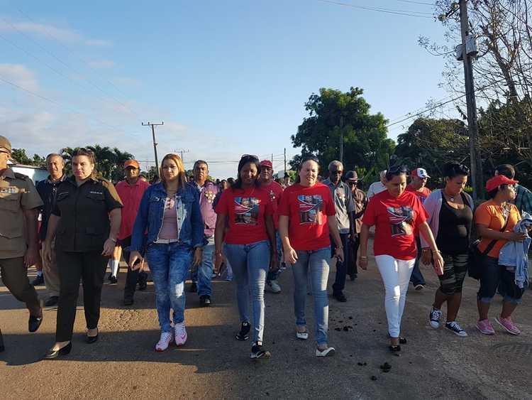 Peregrinación del pueblo de Sierra de Cubitas desde la avenida de Sola hasta el Panteón de los Caídos.