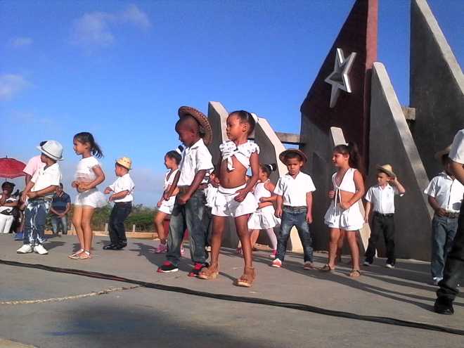 Danza del círculo infantil Flor del Naranjo.