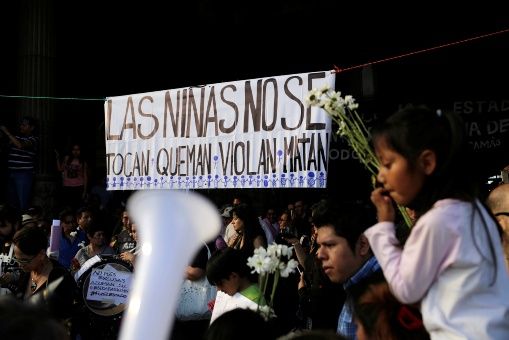 Unas 200 personas caminaron por las calles de Ciudad de Guatemala leyendo los nombres y las edades de las niñas fallecidas hasta llegar a la Plaza de la Constitución, donde había más manifestantes, en total unos 3.000./Foto: Reuters