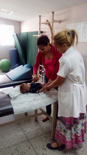 Anaisa Martínez Ávila en consulta con niño venezolano./Foto: Autor.
