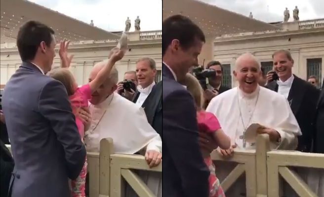  Momento en el que la niña roba el gorro al Papa./Foto: Que.es