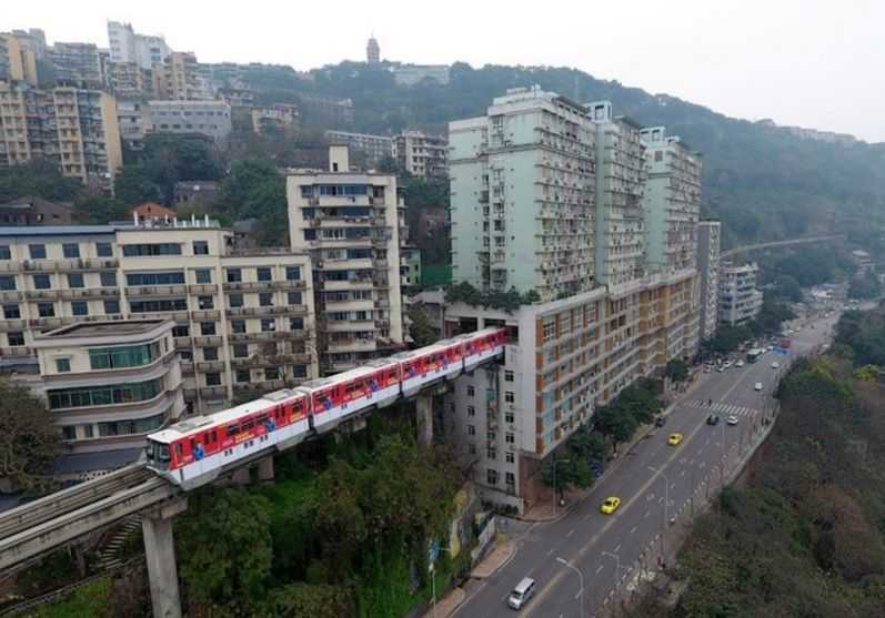 Tren pasa por dentro edicio en Chhina/Foto: Planetacurioso