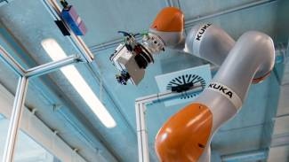 Un robot inspecciona los alerones de un avión./Foto: Noticiasdelaciencia