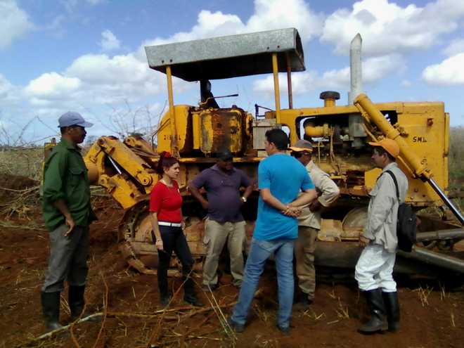  Yuneisy Ramos Vázques, máxima autoridad política en Sierra de Cubitas, intercambia con obreros/Foto: Autora