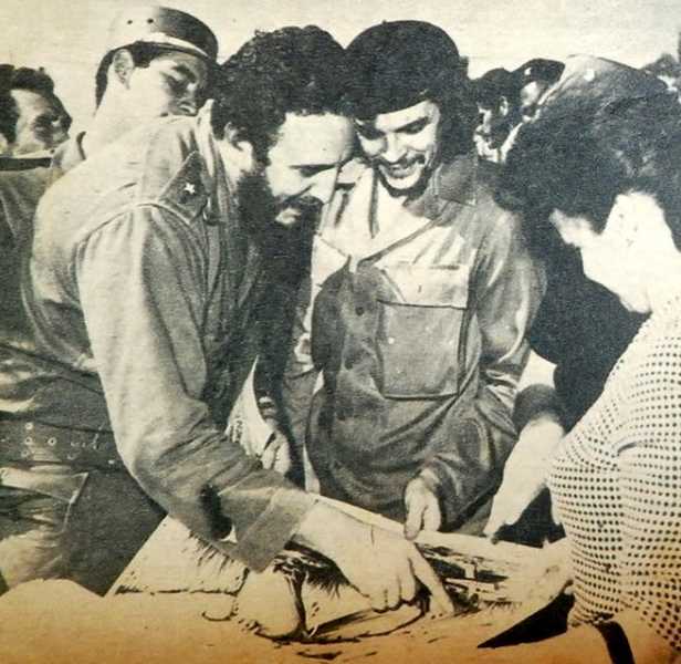 El 24 de febrero de 1960 junto al Che en la entrega al Ministerio de Educación del Regimiento Número Siete de Holguín para convertirlo en la Ciudad Escolar Oscar Lucero./Foto: Cubadebate