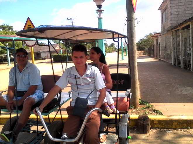 Bicitaxista en el poblado de Sola/Foto: Autor