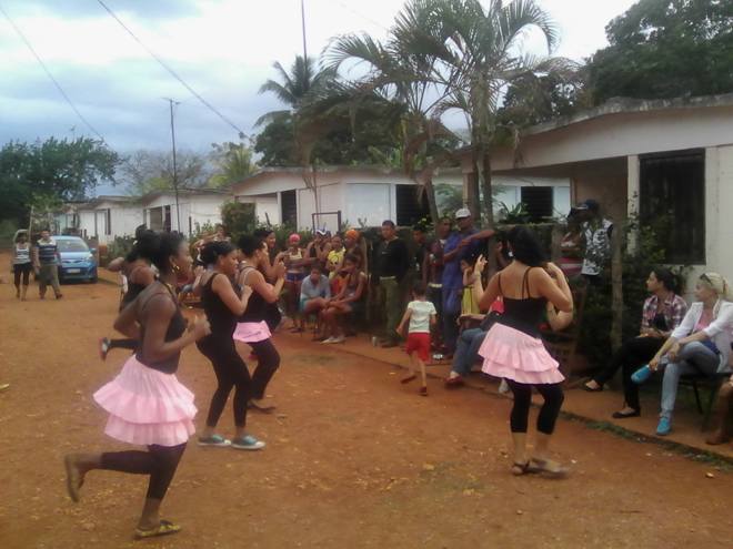 Gran acogida de los pobladores de la Comunidad Cubitas a Instructores de Arte de la Brigada José Martí/Foto: Autora