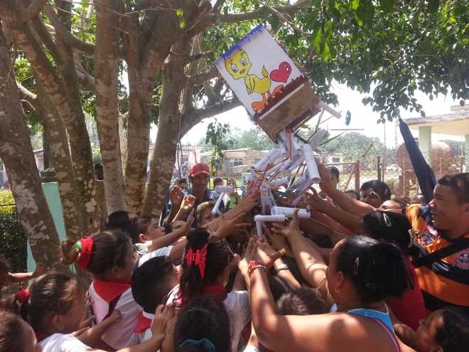 Los pioneros se deleitaron con la gustada piñata abierta/Foto: Autor