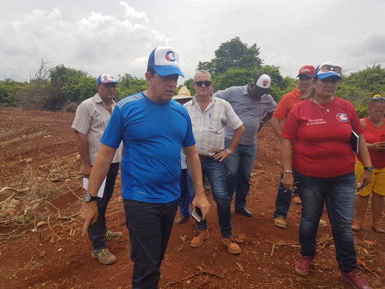 Máximas autoridades de Camagüey visitan área destinada a producción de alimentos desde locales adaptados/Foto: Autora