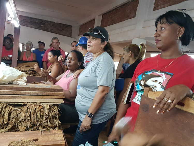 Isabel González Cárdenas presidenta de la Asamblea del Poder Popular en Camaguey intercambia con féminas tabacaleras que respaldan medidas del gobierno cubanos antes situacion energética.