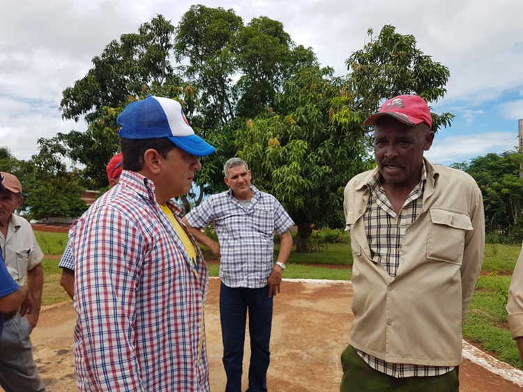 Intercambio de Ariel Santana Santiesteban Primer Secretario del Partido Comunista de Cuba en Camagüey con prodctor tabacalero de Saimí.