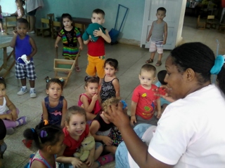 Maritza Magaña educadora del círculo infantil Flor del Naranjo de Sola imparte docencia a los pequeños/Foto: Autor