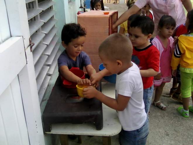 Niños del círculo infantil Flor del Naranjo interactúan a través de los juegos de roles/Foto: Autor