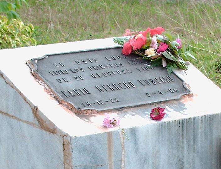 Tarja conmemorativa ubicada en el lugar donde naciera Mario Herrero Toscano en Sola/Foto: Autor