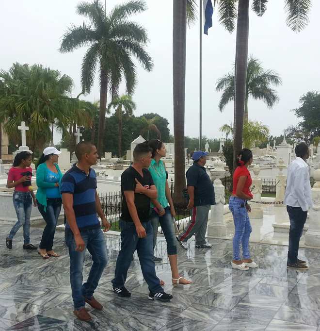 Jóvenes de la vanguardia comunista en el cementerio Santa Ifigenia