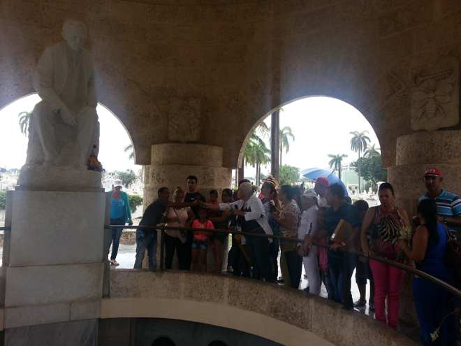 Profesionales de Radio Cubitas riden homenaje a Martí