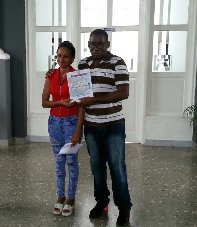 La locutora Maisbel Zulueta Artiles recibe el carne de la UJC