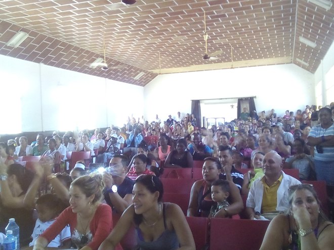 Trabajadores disfrutando el espectáculo artístico-cultural