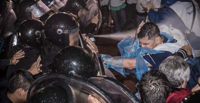 Los docentes fueron reprimidos frente al Congreso./Foto: Granma