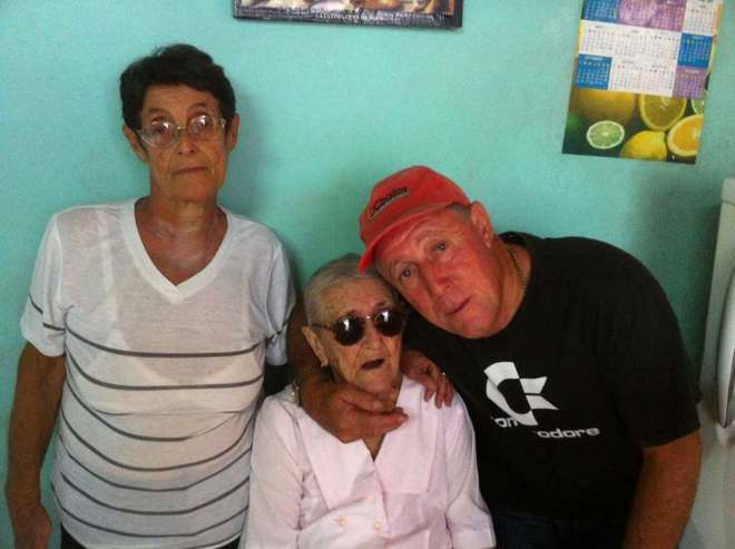 Justa junto a sus seres queridos