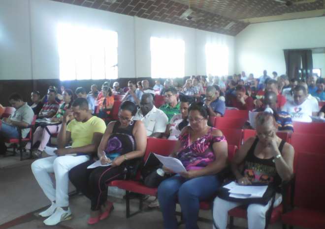 Delegados, dirigentes e ivitados a la Asmblea Municipal del Poder Popular