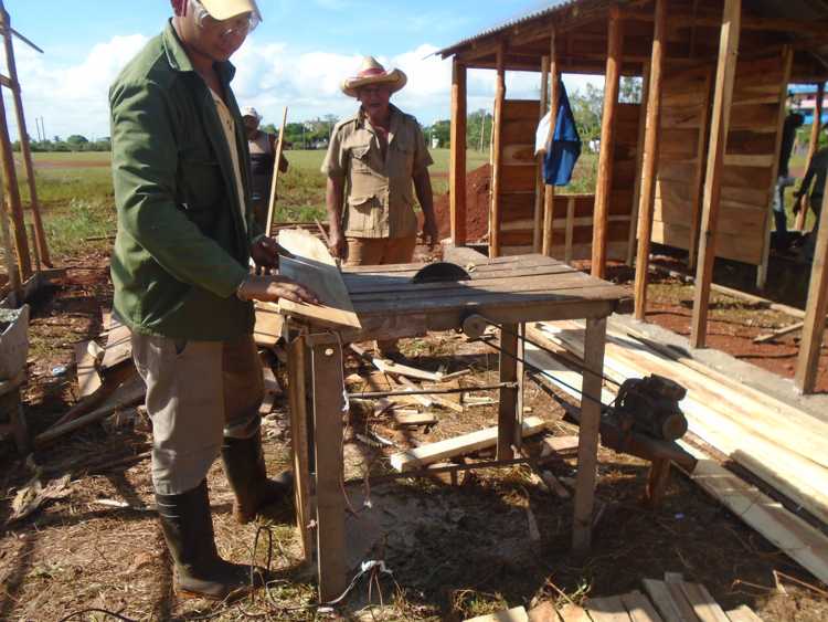 A pie de obra en construcción de viviendas en Comunidad Cubitas.
