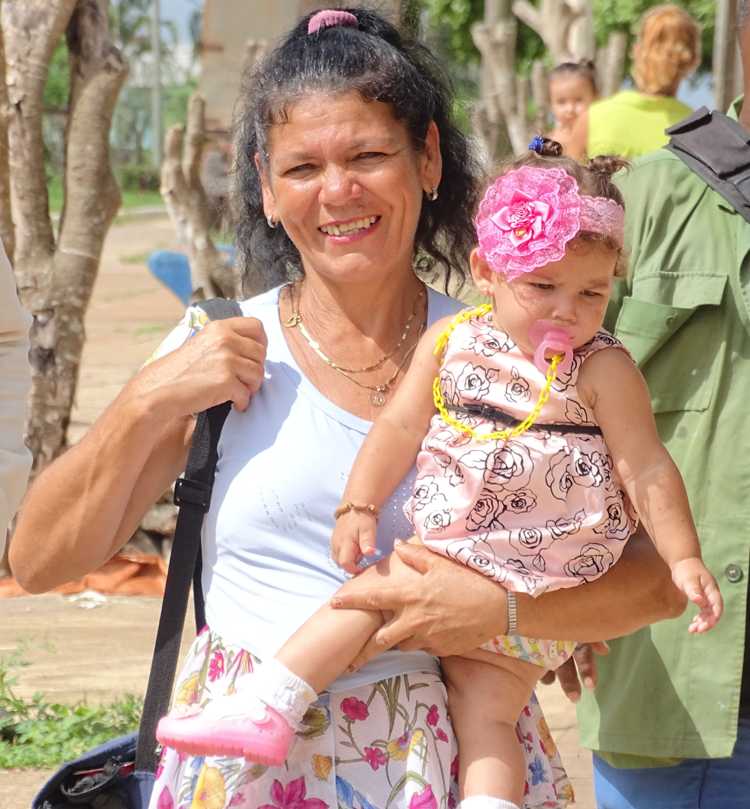 Abuela de Sierra de Cubitas con su nieta.