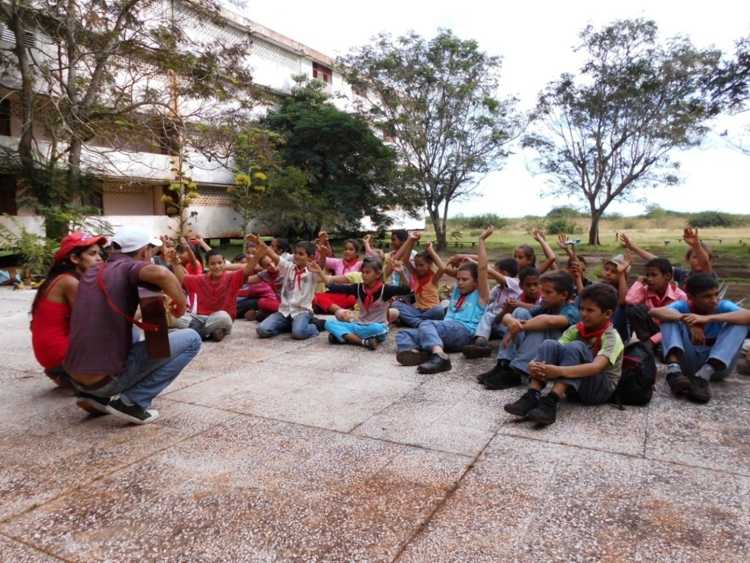 Actividad cultural “Estación 31”, por los 92 años de la Inauguración de la Estación de trenes de Sola y el 40 Aniversario de la fundación del Plan de escuelas en el campo de Sierra de Cubitas. En la foto, grupo de pioneros en la plazoleta del centro cerrado “Luis Fernández Quiroga” (Sola-15), anteriormente Instituto Pre-Universitario en el Campo. Fotografía tomada en noviembre de 2013 por Marloides Bergolla Martínez.