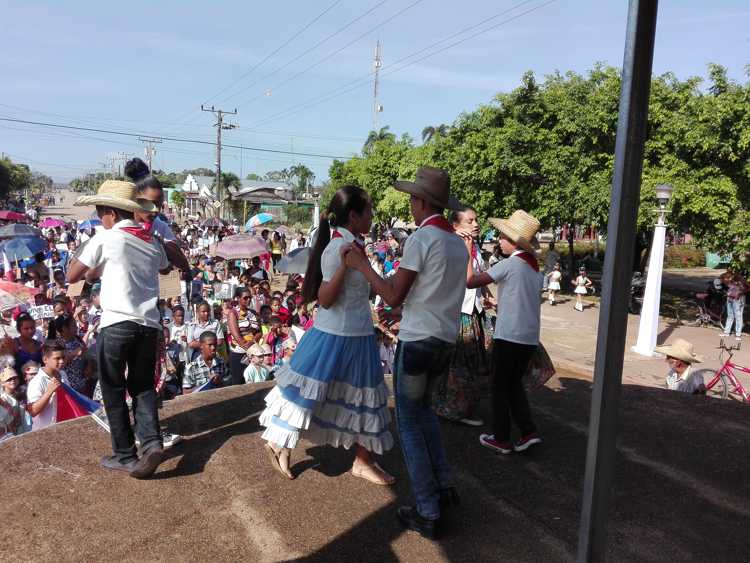 Actividad cultural con aficionados de varios centros educacionales.
