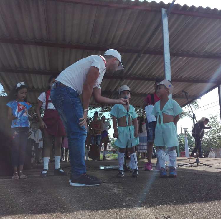 Actividad donde los niños recitaron poesías.