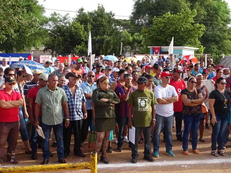 Autoridades políticas y del Gobierno en el municipio y pobladores de la comunidad El Colorado.