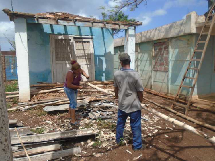 Administradora de la tienda de La Gloria frente a labores de recuperacion.