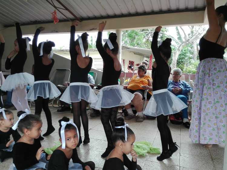 Aficionadas de danza e instructora Elennis Manso.