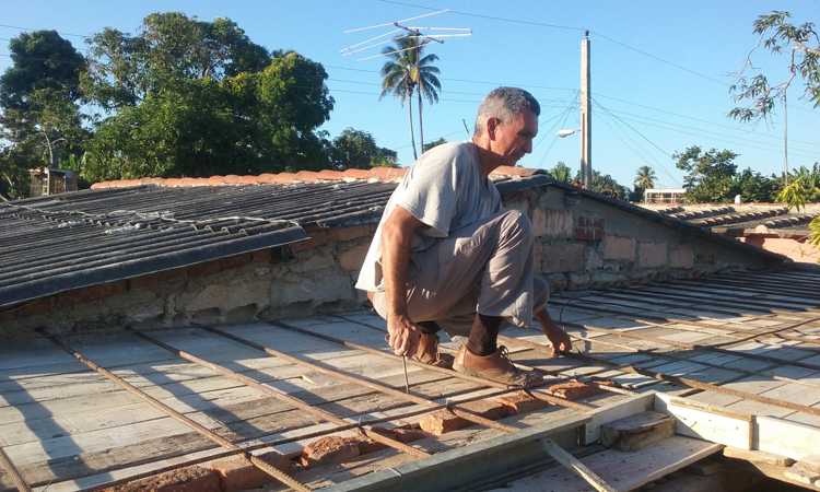 Alexis Castañeda Fernández en plena faena constructiva.