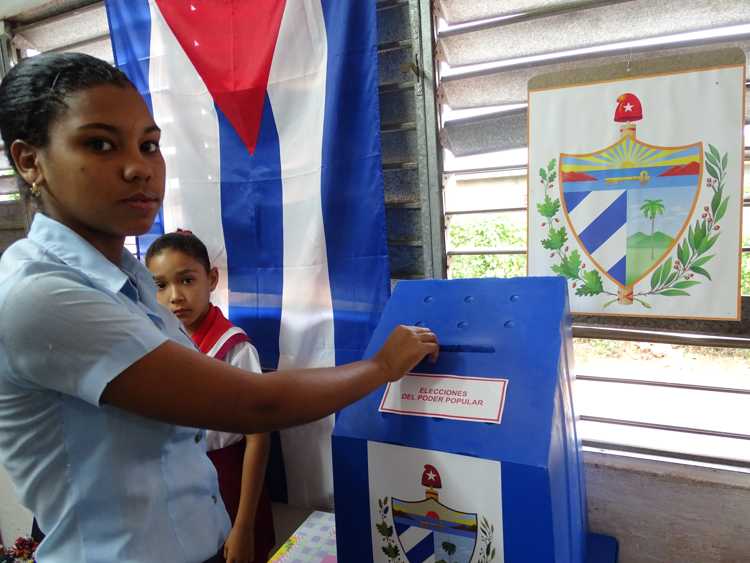 Aliansy Cañete Cardoso joven arribante que por vez primera ejerce su derecho al voto.