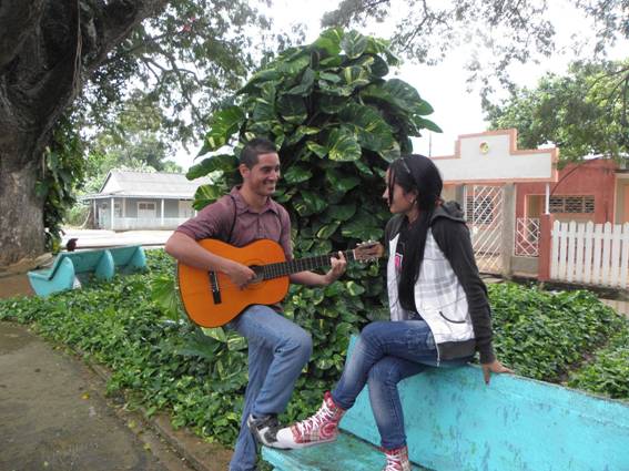 Ambiente bohemio y de amistad en el parque central de Sola.