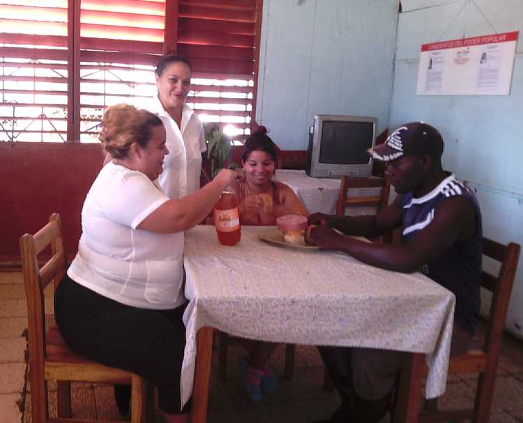 Ana Reyes Reyes atendiendo a los clientes en el Merendero La Terminal
