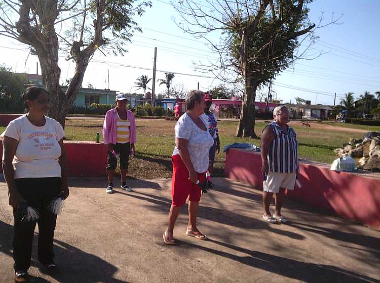 Ancianos en la plaza 8 de marzo